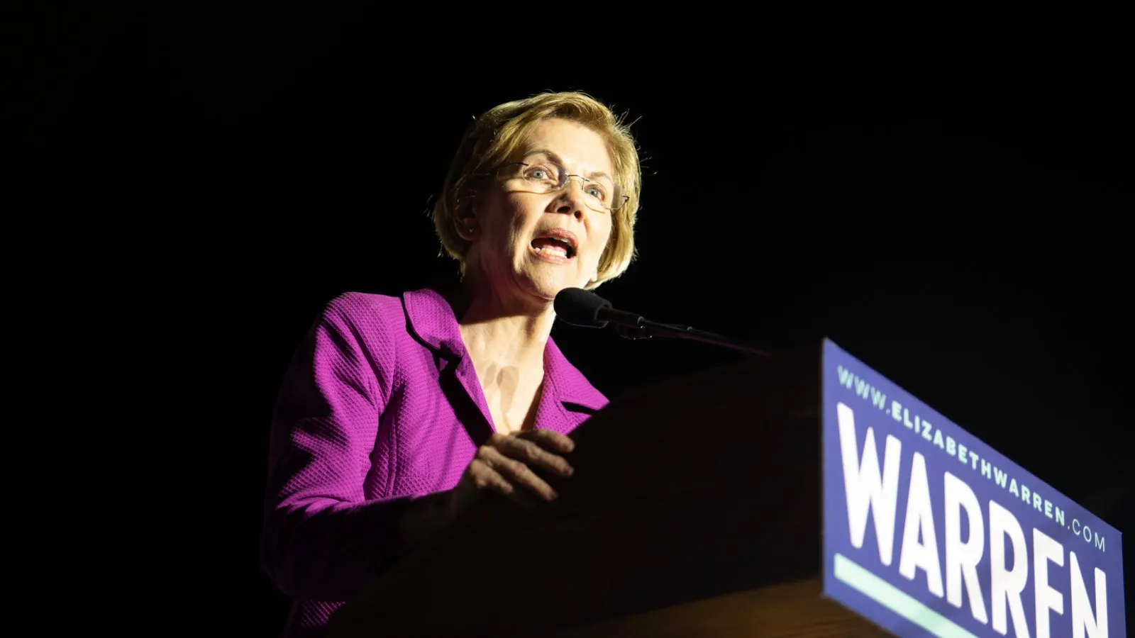 Ripple’s Top Lawyer Slams Senator Warren Over Stablecoin Bill Showdown